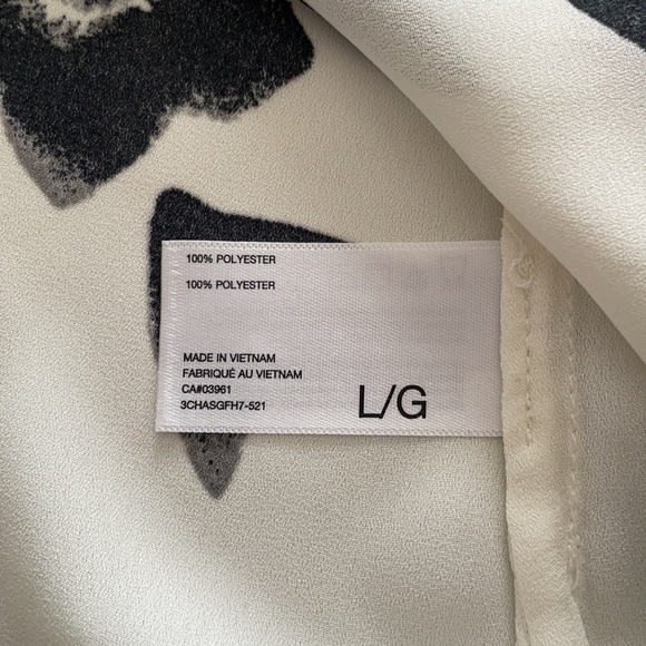 Nwot, Beautiful ruffle front blouse. - Picture 7 of 9